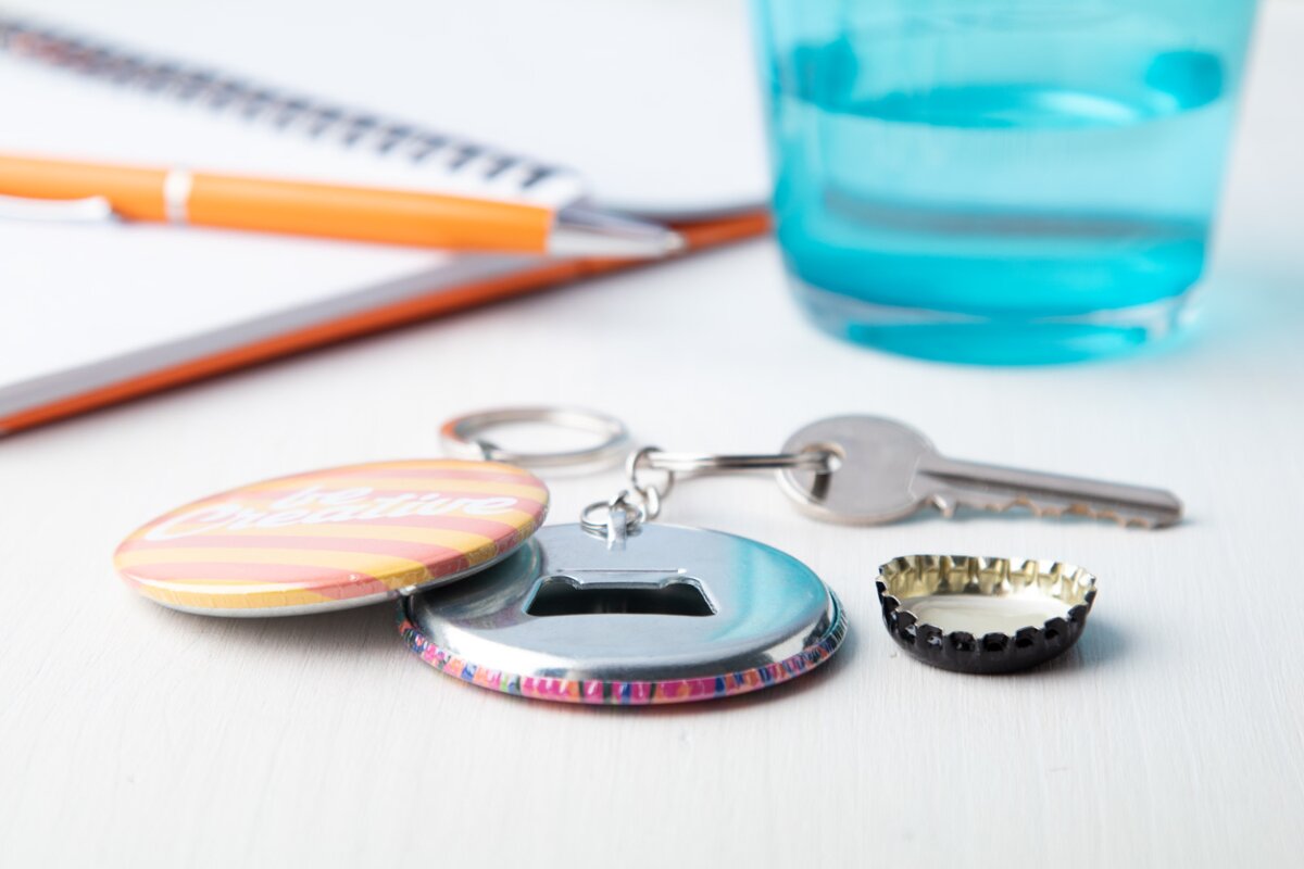KeyBadge Bottle - pin brelok AP718219
