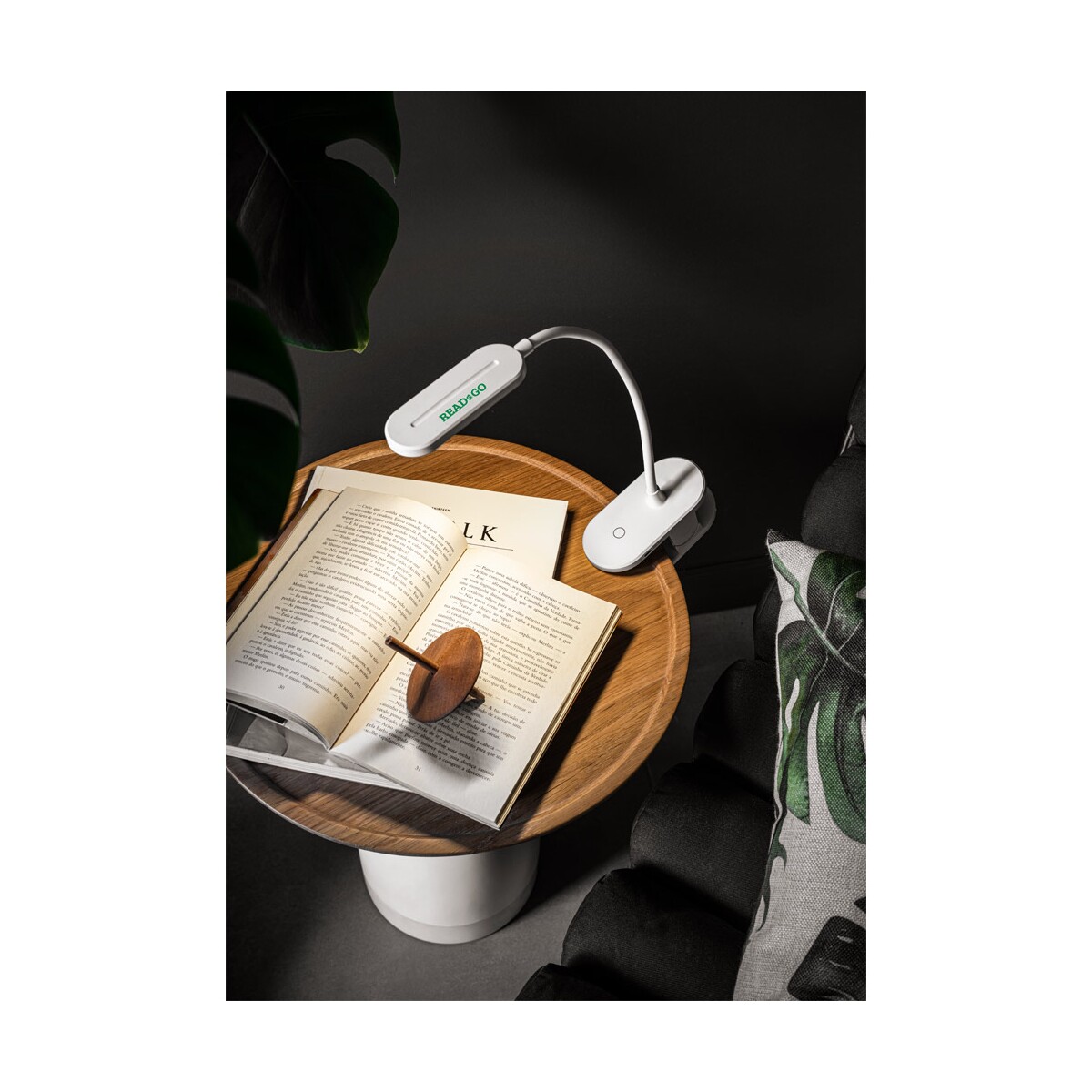 NESBIT II. Przenośna lampka biurkowa z klipsem i 30-godzinnym czasem pracy przy 65% rABS 97141_amb