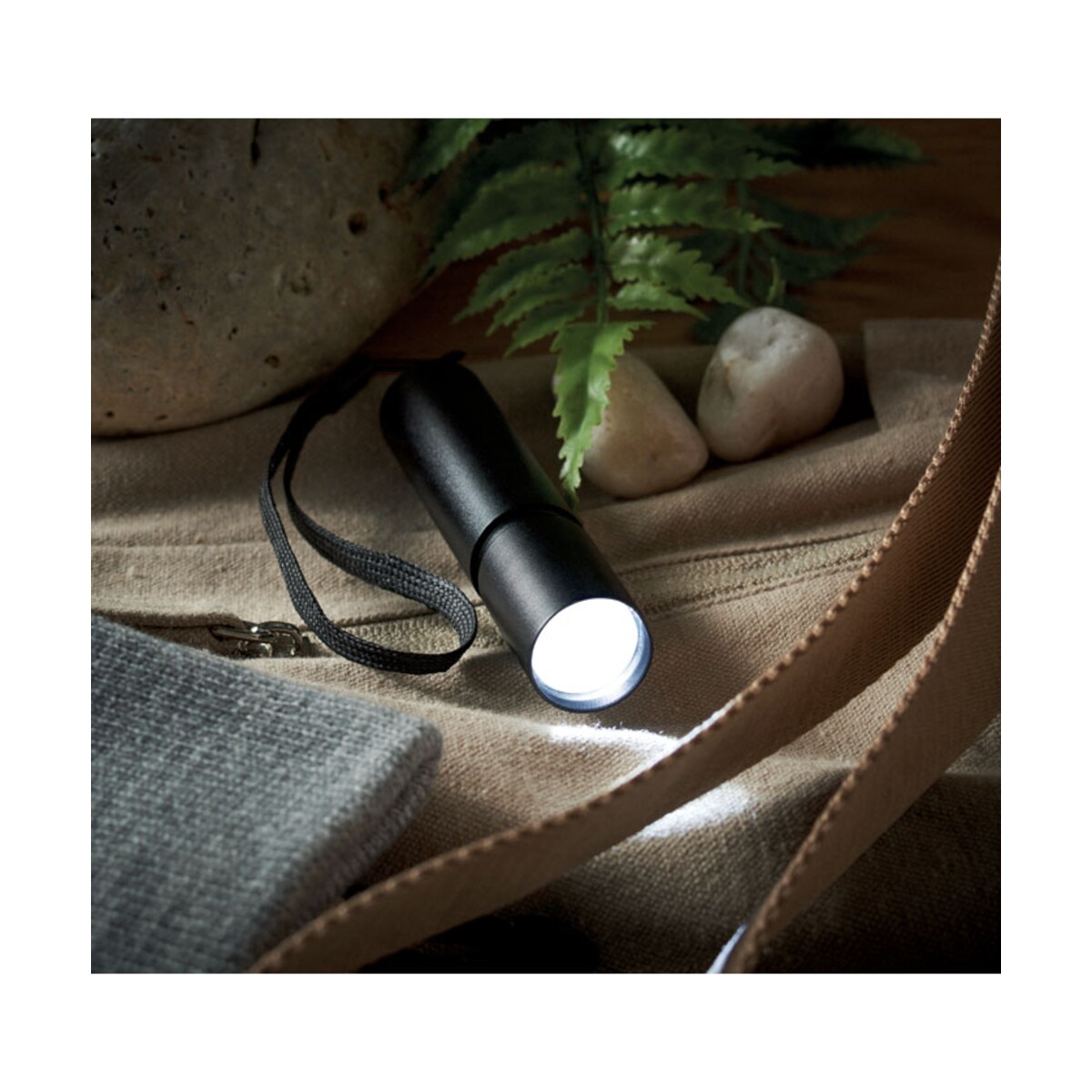 Aluminiowa latarka akumulatorow ALUMINATE mo2461-03-ambiant