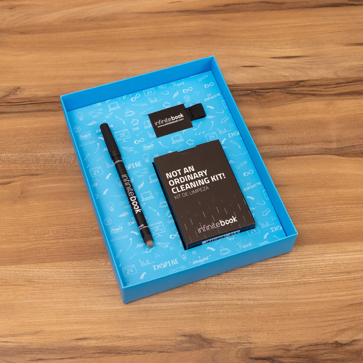 STARTER KIT INFINITEBOOK A5 PLANNER TEXTURE. Zestaw zawierający „Infinitebook” w twardej oprawie, 1 zestaw do czyszczenia, 1 marker i 1 uchwyt na długopis 33210_103-d