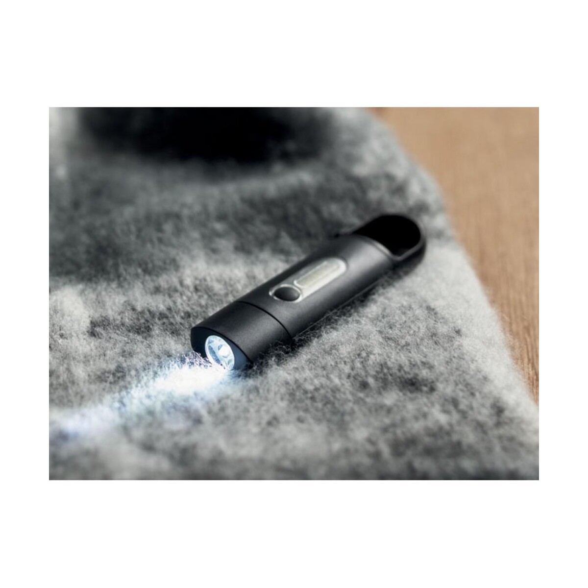Kieszonkowa latarka COB BLUZ mo2280-03-ambiant